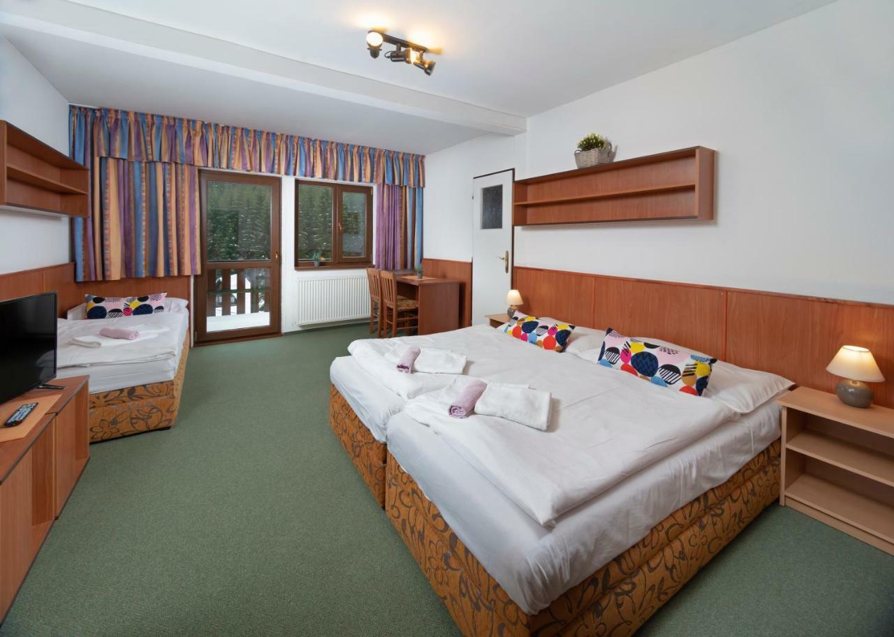 Hotel Maredis Корженов Екстер'єр фото